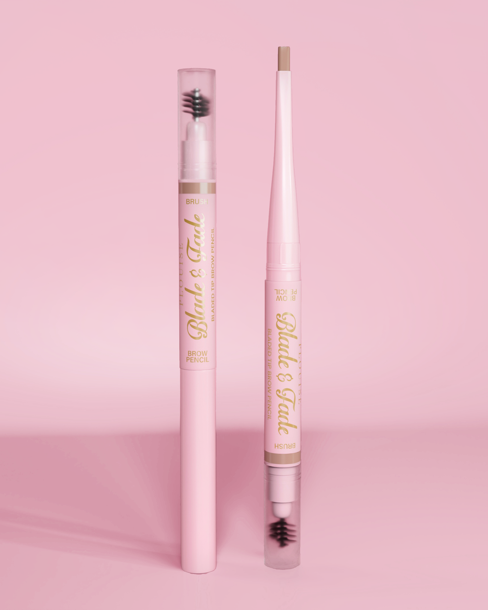 En bild av två P.Louise Blade & Fade Eyebrow Pencils With Brush, en med locket på och den andra med locket av och visar bladet mot en rosa bakgrund