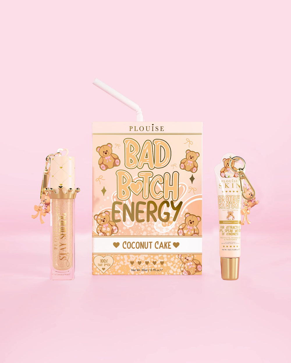Een P.Louise Teddy Glitter Bad Bitch Energy Lip Duo in de geur van kokoscake met een lipconditioner en lipolie tegen een roze achtergrond