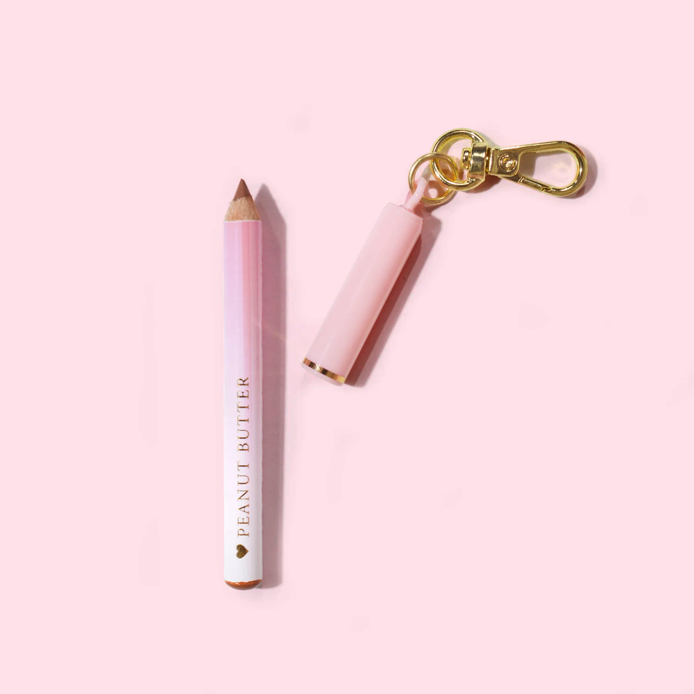 Rosa P.Louise mini nøkkelring lip liner med 'Peanut Butter' merkevare på en lys rosa bakgrunn