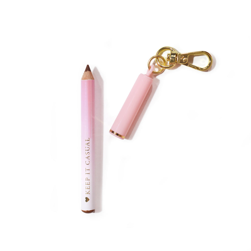 Rosa P.Louise mini nøkkelring lip liner med "Keep It Casual" merkevare på en lys rosa bakgrunn