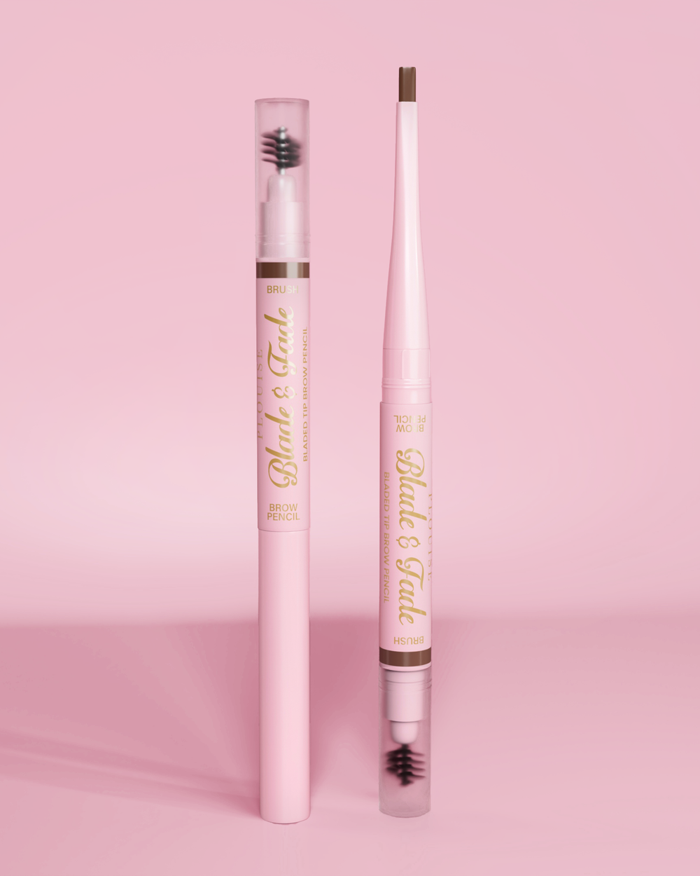 En bild av två P.Louise Blade & Fade Eyebrow Pencils With Brush, en med locket på och den andra med locket av och visar bladet mot en rosa bakgrund