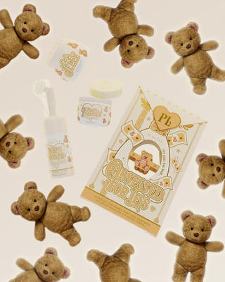 Imagem do conjunto P.Louise Teddy Coconut Cake Obsessed For Less skincare cercado por ursinhos de pelúcia em um fundo rosa