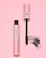 Mascara rosa glitterato P.Louise Cry Baby con bacchetta nera su sfondo rosa