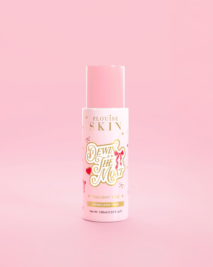 Rosa P.Louise flaska Dewing The Most Double Layer Toner med röd rosett mot en rosa bakgrund