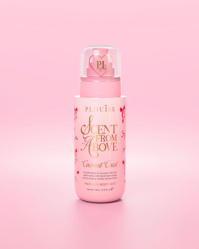 Rosafarbene Flasche Haar- und Körperspray „Scent From Above“ mit roter Schleifengrafik auf rosa Hintergrund