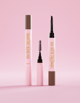 Stylo à sourcils P.Louise Signature Blend, avec des couvercles à chaque extrémité vous montrant chaque applicateur à l'extrémité sur un fond rose