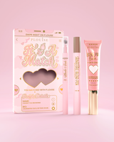Coffret cosmétique pour sourcils It's A Match comprenant le stylo P.Louise Signature Blend Pen, le crayon à sourcils Blade & Fade et le baume à sourcils, emballés dans des boîtes à thème rose et or avec des motifs de cœur.