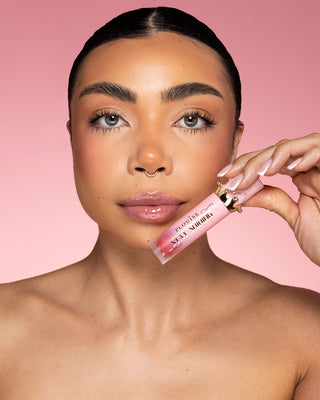 P.Louise Stay Shining Lipgloss Lip Oil op een model