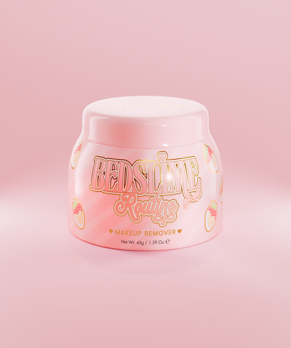 Un pot rose de nettoyant démaquillant gelée P.Louise Bedslime Routine avec un motif fraises et crème.