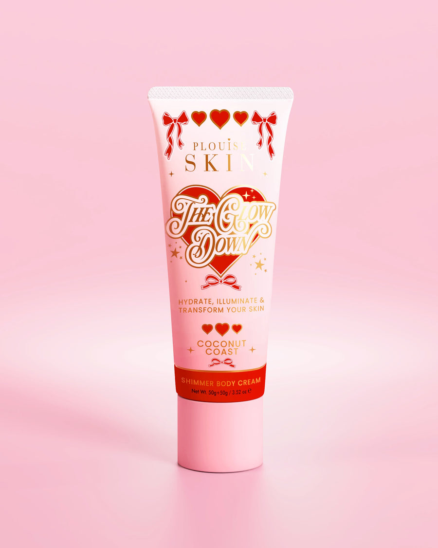 Rosa tub av P.Louise The Glow Down skimrande kroppskräm i doft av kokosnöt mot en rosa bakgrund