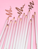 Une image de plusieurs crayons à lèvres aiguisables P.Louise Ultimate Definition regroupés montrant un produit dessiné au-dessus d'eux sur un fond rose.