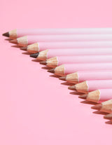 Une image des crayons à lèvres aiguisables P.Louise Ultimate Definition dans une rangée inclinée montrant les pointes du crayon.