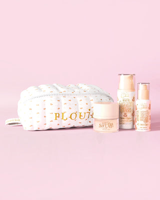Een afbeelding van P.Louise The Softest Touch Skincare Starter Kit met teddy make-up- en huidverzorgingstasje met kleine opdruk met 3 huidverzorgingsproducten tegen een roze achtergrond