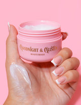 يد تحمل جرة وردية من جل مرطب P.Louise Goodnight & Glisten مع بعض المرطب الظاهر على .و